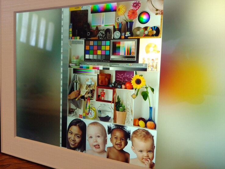 亮度随着视角的增加而降低，而反射则得到了很好的控制。