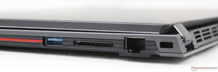 右边。USB-A 2.0，SD读卡器，千兆RJ-45，Kensington锁