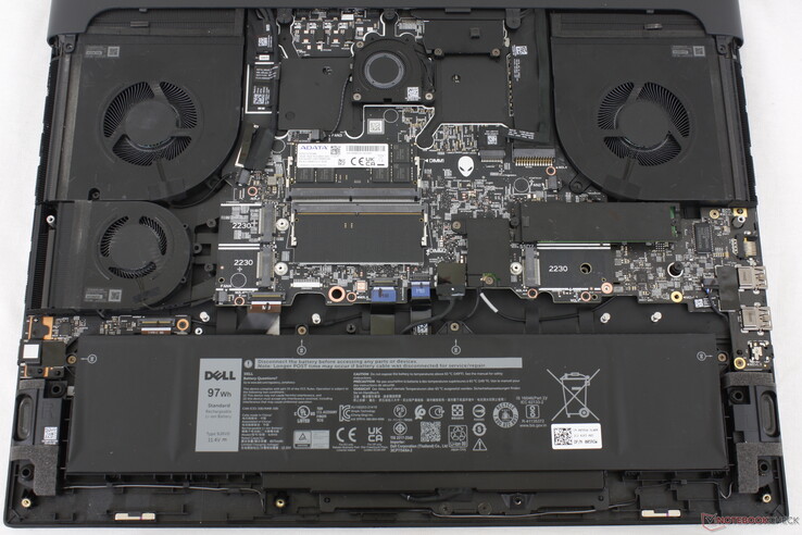 Alienware m18 R1 Intel-Nvidia 配置对比。注意额外的第 4 个 M.2 固态硬盘插槽