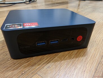 正面。清除CMOS按钮，2个USB-A 3.0，USB-C，3.5毫米耳机，电源按钮
