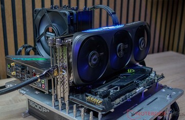 众泰游戏GeForce RTX 4080 超级三位一体黑色版体积测量