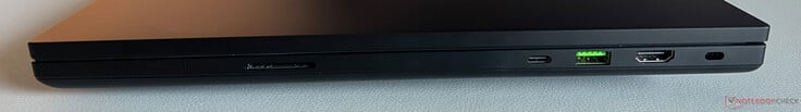 右侧:SD卡读卡器、支持Thunderbolt 5的USB-C 4.0接口(120 GBit/s,通过独立显卡支持DisplayPort 2.1,支持Power Delivery 3.0), USB-A 3.2 Gen.2(10 GBit/s)、HDMI 2.1、Kensington 安全锁槽