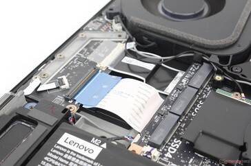 三个额外的 M.2 2280 PCIe4 x4 插槽（已移除散热器）