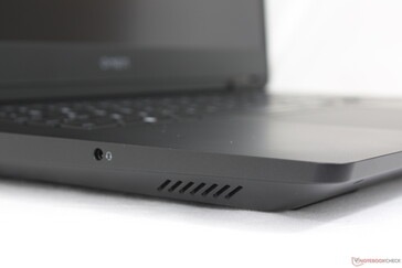 尽管大部分是塑料材质,但设计坚固且极具视觉吸引力