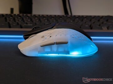 Aerox 3 Wireless Gen 2 和 Glorious Model D3 Wireless 的形状差异。