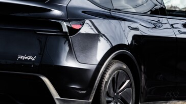 后保险杠上的特斯拉 Robotaxi 平台标识。