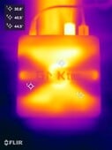 压力测试期间的 GMKtec NucBoc M6 Ultra（顶部）