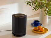该系统沿用 Sonos 模式，通过一个应用实现房间分组、立体声配对、自动房间调音和条形音箱环绕声配置。