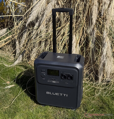 Bluetti Elite 400 配有一个伸缩手柄。
