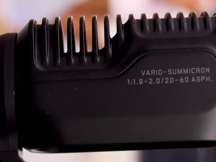 Insta360 Luna Ultra 云台的特写显示 20-60 毫米的变焦范围（相当于 3 倍光学变焦）。