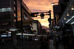 Lumix S5-II：在这里使用 HDR 包围曝光可能有一定道理，但不应夸大其重要性——具体来说，是因为这个场景中有人在移动；更广泛地说，则是因为如今即使是紧凑型相机，动态范围也在不断提升