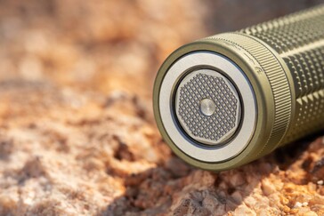 尾部开关提供涡轮增压和高亮度级别，还可选择瞬时开启。