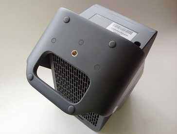 TCL C1 可使用底座上的标准三脚架插座进行安装。(图片来源：Notebookcheck）