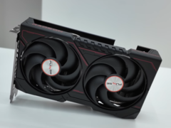 这里介绍的蓝宝石 Pulse RX 9060 非 XT 型号是一款相当小巧的显卡。(图片来源：Technosaurus on YouTube，已编辑）