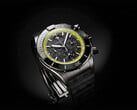Breitling Super Chronomat B19 44 万年历计时腕表,配备碳纤维表盘、青柠绿色测速刻度和深色表壳。