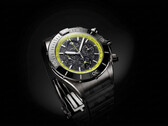 Breitling Super Chronomat B19 44 万年历计时腕表，配备碳纤维表盘、青柠绿色测速刻度和深色表壳。