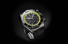 Breitling Super Chronomat B19 44 万年历计时腕表，配备碳纤维表盘、青柠绿色测速刻度和深色表壳。