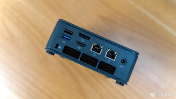 这款迷你 PC 配备了大量端口，包括双 2.5G 以太网、HDMI 2.0、USB 3.2 Gen 2 和 USB 4.0 端口。(来源：极客海洋微博）