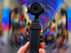 Insta360 Luna Pro 只有一个摄像头（经编辑的 Insta360 Luna Ultra 图片）。