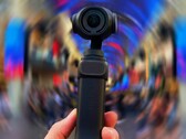 Insta360 Luna Pro 只有一个摄像头（经编辑的 Insta360 Luna Ultra 图片）。