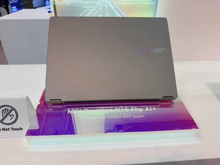 微星在 Computex 上展示的二合一 Prestige N16 Flip AI+。