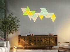 如图所示,飞利浦 Hue 壁灯模块可连接至兼容的 Nanoleaf 面板。