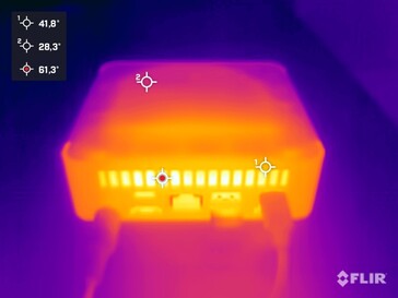 英特尔 NUC 13 桌面版套件与压力测试对比（背面）