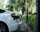 插上电源的电动汽车（图片来源：Emma Smith via Unsplash；已裁剪）