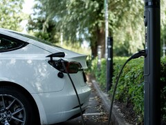 插上电源的电动汽车（图片来源：Emma Smith via Unsplash；已裁剪）