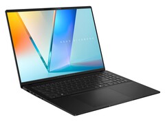 华硕 Vivobook S 16(S5606CA)重量相对较轻,仅有 1.5 千克(3.31 磅)(图片来源:华硕)
