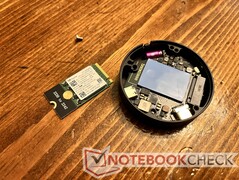 更换固态硬盘非常简单。