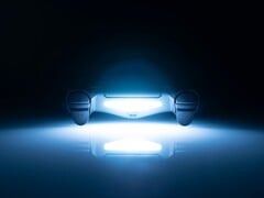 索尼在PS4的DualShock 4手柄上引入了一条宽大的横向灯带,而这一功能在PS5的DualSense手柄上已被移除。