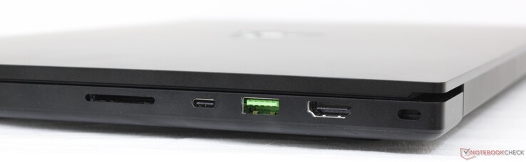 右边。SD阅读器UHS-III，USB Type-C + Thunderbolt 3，USB 3.2 Gen. 2，HDMI 2.0b，Kensington锁
