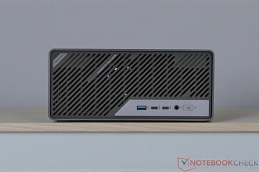 Minisforum MS-02 Ultra - 前面板上的连接件