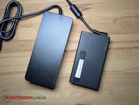 左：笨重的 180 瓦电源适配器。右图：来自 XMG Pro 16 的 250 瓦适配器