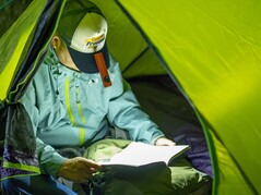 Olight ArkPro Ultra 通过其金属夹可牢固地固定在帽檐上。
