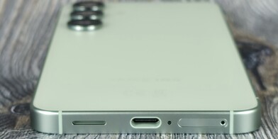 机箱底部侧面（扬声器、USB 端口、麦克风、卡槽）