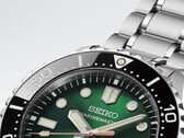 Seiko Marinemaster HBF003J1 特写，展示其绿色太阳放射纹表盘，