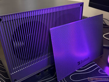 附带的 NAS 背面防尘盖