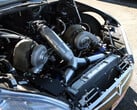 改装双涡轮增压 Big Block 雪佛兰发动机的特斯拉 Model S。(图片来源：Engine Builder/YT）