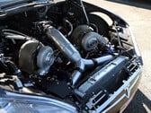 改装双涡轮增压 Big Block 雪佛兰发动机的特斯拉 Model S。(图片来源：Engine Builder/YT）