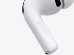 据称,下一代 AirPods Pro 耳机将在摄像头方面较图中所示的 AirPods Pro 3 有所升级。