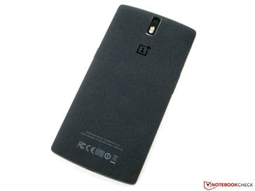 一加1的机身背面非常出众:它质感上乘,采用曲面设计。
