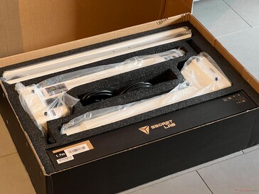 较小的包装包含桌腿支柱、桌脚和桌垫。