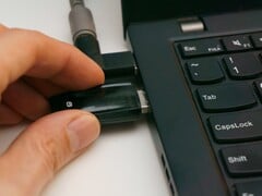 某人将一个USB安全密钥插入笔记本电脑