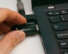 某人将一个USB安全密钥插入笔记本电脑