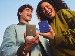 Razr 70 Ultra 厚度为 7.19 毫米，重 199 克。