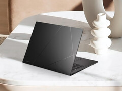 华硕最新款 14 英寸笔记本电脑的电池续航时间约为 17 小时。