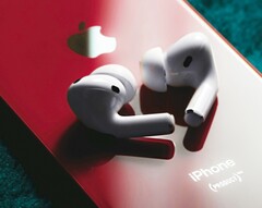 第三代Apple AirPods Pro 据说可以测量心率和皮肤温度。(图片来源：Omid Armin）