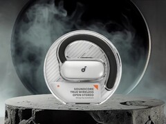 Soundcore V40i 耳机配有一个透明充电盒（如图）。(图片来源：CellphoneS）